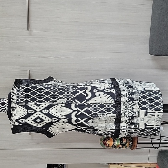 Desigual dress with eclectic pattern, pop of red, and artistic design - Picture 5 of 11